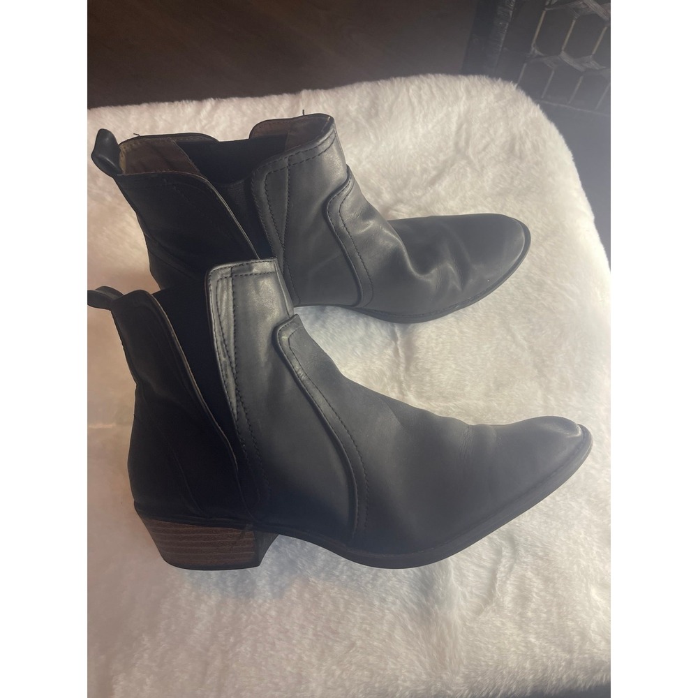 Black boots NWTblack faux‎ leather